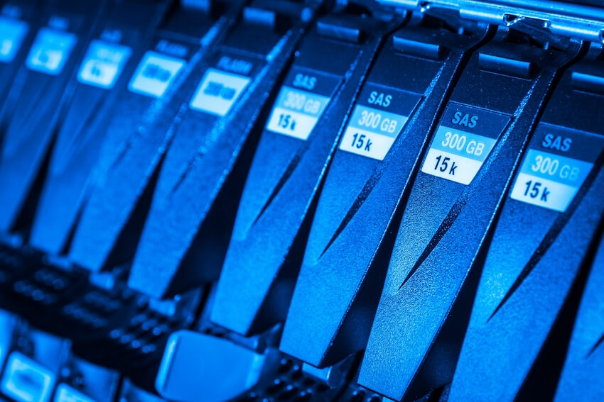 Close-up of SAS 300GB 15k RPM hard drives installed in a DAS system, showcasing high-performance storage for VPS hosting and data-intensive applications.